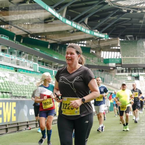 13.09.2026 - 21. swb-Marathon Bremen Michael Burmester http://msf.ph/oto/10415423 13.09.2026 10:41:39 Laufen im Stadion 10148, 10155, 10163, 10213, 10247, 10299, 10313, 10321, 10354, 10395, 10396, 10399, 10406, 10414, 10417, 10419, 10422, 10424, 10435, 10455, 10461, 10462, 10483, 10490, 10519, 10527, 10545, 10546, 10547, 10582, 10586, 10611, 10644, 10665, 10694, 10705, 10706, 10719, 10722, 10766, 10768, 10776, 10804, 10854, 10859, 10889, 10909, 10963, 10977, 11027, 11043, 11048, 11084, 11085, 11090, 11097, 11098, 11140, 11192 meine-sportfotos.de