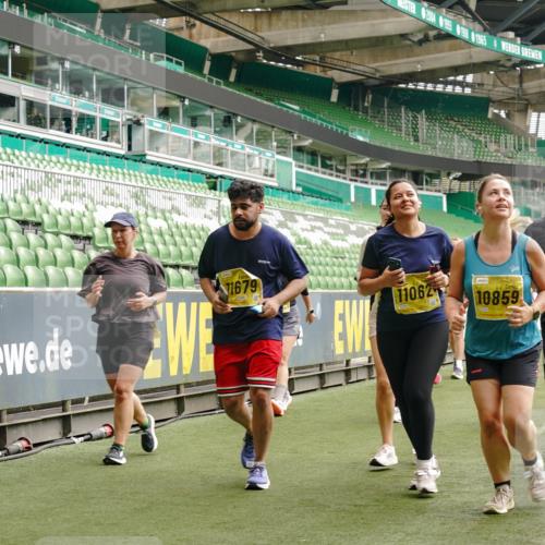 13.09.2026 - 21. swb-Marathon Bremen Michael Burmester http://msf.ph/oto/10415852 13.09.2026 10:41:52 Laufen im Stadion 10148, 10155, 10163, 10247, 10313, 10330, 10354, 10395, 10396, 10399, 10414, 10419, 10422, 10424, 10455, 10461, 10462, 10483, 10490, 10519, 10527, 10545, 10546, 10547, 10582, 10586, 10611, 10644, 10665, 10694, 10705, 10706, 10719, 10722, 10752, 10766, 10768, 10776, 10804, 10854, 10859, 10889, 10909, 10963, 10977, 11026, 11027, 11041, 11043, 11048, 11078, 11084, 11085, 11090, 11097, 11098, 11140, 11192 meine-sportfotos.de