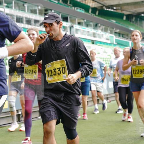 13.09.2026 - 21. swb-Marathon Bremen Michael Burmester http://msf.ph/oto/10415936 13.09.2026 10:41:56 Laufen im Stadion 10148, 10155, 10163, 10247, 10303, 10313, 10330, 10354, 10395, 10396, 10399, 10414, 10419, 10422, 10424, 10455, 10461, 10462, 10483, 10490, 10519, 10527, 10545, 10546, 10547, 10586, 10611, 10644, 10665, 10694, 10705, 10706, 10719, 10722, 10752, 10766, 10768, 10776, 10804, 10854, 10859, 10889, 10909, 10963, 10977, 11026, 11027, 11041, 11043, 11048, 11078, 11084, 11085, 11090, 11097, 11098, 11140, 11192 meine-sportfotos.de