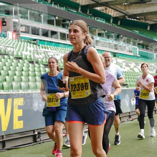 13.09.2026 - 21. swb-Marathon Bremen Michael Burmester http://msf.ph/oto/10415960 13.09.2026 10:41:57 Laufen im Stadion 10148, 10155, 10163, 10247, 10303, 10313, 10330, 10354, 10395, 10396, 10399, 10414, 10419, 10422, 10424, 10455, 10461, 10462, 10483, 10490, 10519, 10527, 10545, 10546, 10547, 10586, 10611, 10644, 10665, 10694, 10705, 10706, 10719, 10722, 10752, 10766, 10768, 10776, 10804, 10854, 10859, 10889, 10909, 10963, 10977, 11026, 11027, 11041, 11043, 11048, 11078, 11084, 11085, 11090, 11097, 11098, 11140, 11192 meine-sportfotos.de