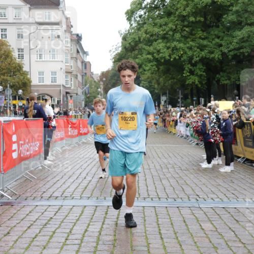 13.09.2026 - Kiel Lauf Yannick Fuchs http://msf.ph/oto/10416554 13.09.2026 09:37:33 Ziel 2417, 5837, 7050, 7827, 8661, 10220, 10656, 10778, 12416, 999, 2455, 3174, 3481, 3900, 4737, 7855, 8658, 9696, 2057, 2221, 2638, 2720, 4252, 4790, 9518, 2455, 3900 meine-sportfotos.de