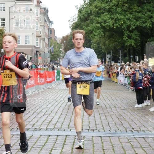 13.09.2026 - Kiel Lauf Yannick Fuchs http://msf.ph/oto/10416663 13.09.2026 09:37:43 Ziel 2057, 2720, 4252, 4790, 7827, 9518, 10656, 999, 2417, 3174, 3481, 4737, 5837, 7050, 8658, 8661, 9696, 10220, 10778, 12416, 2221, 2408, 2638, 2854, 4089, 5930, 7723, 8702, 10444, 10690, 7855 meine-sportfotos.de