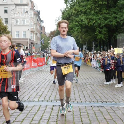 13.09.2026 - Kiel Lauf Yannick Fuchs http://msf.ph/oto/10416667 13.09.2026 09:37:43 Ziel 2057, 2720, 4252, 4790, 7827, 9518, 10656, 999, 2417, 3174, 3481, 4737, 5837, 7050, 8658, 8661, 9696, 10220, 10778, 12416, 2221, 2408, 2638, 2854, 4089, 5930, 7723, 8702, 10444, 10690, 7855 meine-sportfotos.de