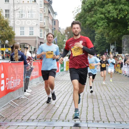 13.09.2026 - Kiel Lauf Yannick Fuchs http://msf.ph/oto/10416764 13.09.2026 09:37:53 Ziel 2057, 2221, 2638, 2854, 4089, 4790, 7723, 8702, 9518, 10444, 10690, 2417, 2720, 3481, 4252, 4737, 5837, 7050, 7827, 8658, 8661, 9518, 9696, 10220, 10656, 10778, 12416, 152, 235, 836, 1487, 2408, 5242, 5534, 5930, 7459, 12613, 999, 3174, 3481, 4737, 8658, 9696 meine-sportfotos.de