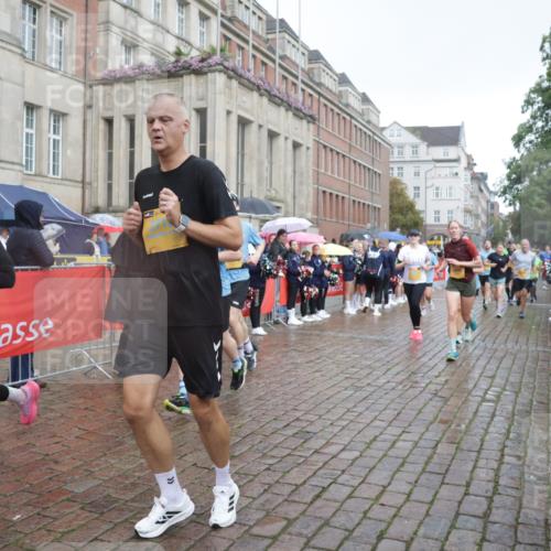 13.09.2026 - Kiel Lauf Yannick Fuchs http://msf.ph/oto/10416797 13.09.2026 10:48:40 Ziel 147, 170, 376, 418, 472, 1930, 2011, 2956, 3031, 3613, 3631, 3773, 3845, 4201, 4510, 5246, 5655, 5841, 6039, 7313, 7354, 7435, 7724, 8305, 8706, 9353, 9500, 9574, 12588, 12689, 199, 473, 854, 960, 1161, 1322, 1564, 1595, 1644, 1763, 1818, 2001, 2042, 2097, 2253, 2649, 2712, 3272, 3402, 3738, 4511, 4553, 4720, 4736, 4753, 4896, 5116, 5447, 5546, 6000, 6760, 7212, 7326, 8553, 8737, 9972, 10234, 10265, 10672, 11005, 11349, 11383, 439, 727, 3012, 3014, 10933 meine-sportfotos.de