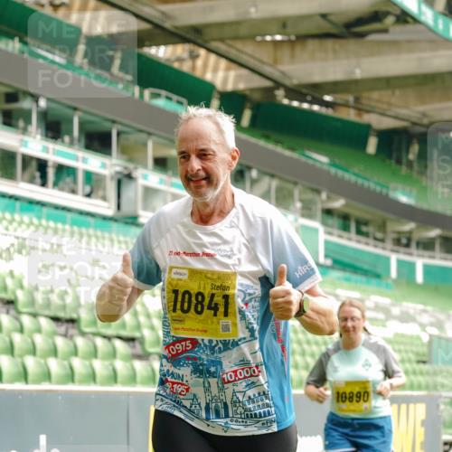 13.09.2026 - 21. swb-Marathon Bremen Michael Burmester http://msf.ph/oto/10418190 13.09.2026 10:43:03 Laufen im Stadion 10002, 10004, 10005, 10148, 10271, 10303, 10325, 10330, 10335, 10361, 10362, 10395, 10396, 10402, 10422, 10459, 10461, 10462, 10474, 10490, 10491, 10513, 10519, 10546, 10547, 10557, 10572, 10605, 10606, 10665, 10752, 10773, 10784, 10805, 10854, 10880, 10889, 10899, 10900, 10909, 10963, 10977, 11026, 11027, 11041, 11078, 11084, 11085, 11090, 11097, 11098, 11140, 11173, 11192, 11217, 11264, 11274, 11333, 11337, 11448, 11456, 11461, 11482 meine-sportfotos.de