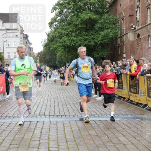 13.09.2026 - Kiel Lauf Yannick Fuchs http://msf.ph/oto/10418291 13.09.2026 09:39:41 Ziel 4090, 4862, 9351, 9444, 9782, 10303, 10769, 12172, 20, 3522, 4104, 5272, 5398, 5869, 7216, 7431, 8591, 8807, 12496, 12682, 12833, 2123, 2510, 4605, 6209, 8620, 9367, 10031, 11034, 20, 1702, 1927 meine-sportfotos.de