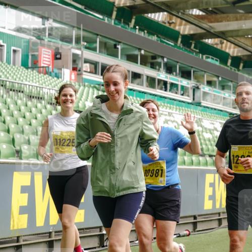 13.09.2026 - 21. swb-Marathon Bremen Michael Burmester http://msf.ph/oto/10418694 13.09.2026 10:43:17 Laufen im Stadion 10002, 10004, 10005, 10148, 10271, 10303, 10325, 10330, 10335, 10361, 10362, 10395, 10396, 10402, 10459, 10474, 10490, 10491, 10513, 10519, 10546, 10557, 10572, 10605, 10606, 10665, 10752, 10756, 10773, 10779, 10784, 10805, 10854, 10880, 10882, 10899, 10900, 10909, 10963, 10977, 10997, 11026, 11027, 11041, 11078, 11084, 11085, 11090, 11097, 11098, 11140, 11173, 11192, 11217, 11264, 11274, 11333, 11337, 11448, 11456, 11461, 11482 meine-sportfotos.de