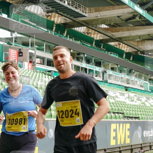 13.09.2026 - 21. swb-Marathon Bremen Michael Burmester http://msf.ph/oto/10418727 13.09.2026 10:43:18 Laufen im Stadion 10002, 10004, 10005, 10148, 10271, 10303, 10325, 10330, 10335, 10361, 10362, 10395, 10396, 10402, 10459, 10474, 10490, 10491, 10513, 10519, 10546, 10557, 10572, 10605, 10606, 10665, 10752, 10756, 10773, 10779, 10784, 10805, 10854, 10880, 10882, 10899, 10900, 10909, 10963, 10977, 10997, 11026, 11027, 11041, 11078, 11084, 11085, 11090, 11097, 11098, 11140, 11173, 11192, 11217, 11264, 11274, 11333, 11337, 11448, 11456, 11461, 11482 meine-sportfotos.de
