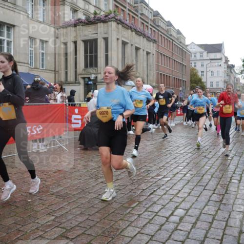 13.09.2026 - Kiel Lauf Yannick Fuchs http://msf.ph/oto/10419724 13.09.2026 10:52:04 Ziel 23, 171, 825, 1027, 1364, 1365, 1869, 2438, 2484, 2806, 3529, 3644, 4385, 4977, 5157, 5317, 5321, 5994, 6069, 6714, 7338, 7447, 7464, 7647, 8292, 8319, 9221, 9267, 10071, 10166, 10598, 10637, 10802, 10992, 11308, 11380, 11500, 11915, 101, 201, 310, 826, 1231, 1568, 1591, 1600, 1754, 1804, 1890, 2035, 2393, 2404, 2468, 2470, 2519, 2566, 2690, 2783, 3013, 3440, 3956, 4084, 4175, 4476, 4613, 4646, 4887, 4939, 5174, 5441, 5735, 6177, 6367, 6928, 8373 meine-sportfotos.de