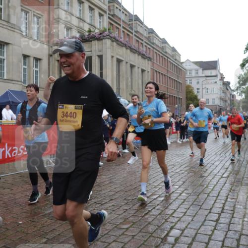 13.09.2026 - Kiel Lauf Yannick Fuchs http://msf.ph/oto/10419760 13.09.2026 10:52:08 Ziel 171, 825, 1027, 1364, 1365, 1811, 1869, 2438, 2484, 2806, 2991, 3280, 3435, 3529, 3644, 4008, 4385, 4577, 4957, 4977, 5321, 5359, 5994, 6069, 7053, 7447, 7464, 7647, 8051, 8292, 9221, 9267, 9624, 10071, 10540, 10598, 10637, 10755, 10802, 10811, 10992, 11308, 11380, 11915, 23, 101, 201, 310, 825, 826, 1231, 1568, 1591, 1600, 1754, 1890, 2393, 2404, 2468, 2470, 2566, 2690, 2783, 3013, 3440, 3956, 4084, 4175, 4476, 4613, 4887, 5174, 5441, 6177, 6367 meine-sportfotos.de