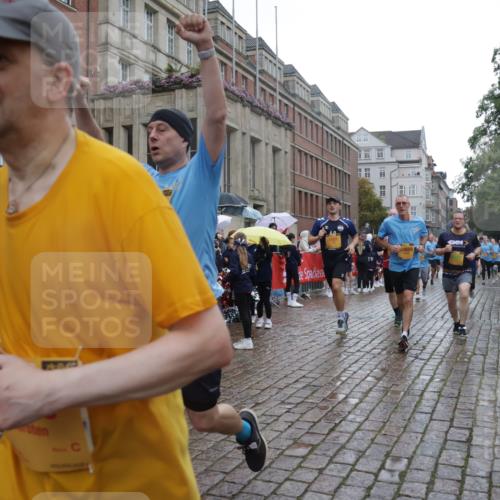 13.09.2026 - Kiel Lauf Yannick Fuchs http://msf.ph/oto/10419939 13.09.2026 10:52:25 Ziel 90, 475, 626, 777, 1471, 1472, 1473, 1526, 1527, 1531, 1658, 1802, 2293, 2442, 2544, 3343, 3582, 3630, 5126, 5433, 5442, 6110, 6113, 6388, 6493, 7088, 7603, 7621, 8316, 8326, 8734, 8855, 8908, 9024, 9025, 9711, 10035, 10126, 10320, 10715, 10786, 10887, 11082, 11535, 11622, 11658, 11661, 11875, 12289, 12431, 23, 171, 825, 1027, 1364, 1365, 1591, 1811, 1869, 2404, 2438, 2484, 2806, 2991, 3280, 3435, 3529, 3644, 3881, 3956, 4008, 4175, 4385, 4476 meine-sportfotos.de