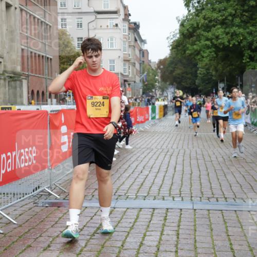 13.09.2026 - Kiel Lauf Yannick Fuchs http://msf.ph/oto/10420052 13.09.2026 09:41:48 Ziel 402, 3143, 3175, 4533, 4704, 5107, 6649, 6687, 6739, 7238, 8588, 9224, 11907, 12175, 1671, 1966, 4068, 4315, 9110, 9771, 10299, 11106, 11645, 11983, 12166, 570, 699, 772, 2910, 3801, 5011, 5276, 6599, 8829, 9050, 1593, 1966, 4137, 9608, 10299, 10974 meine-sportfotos.de