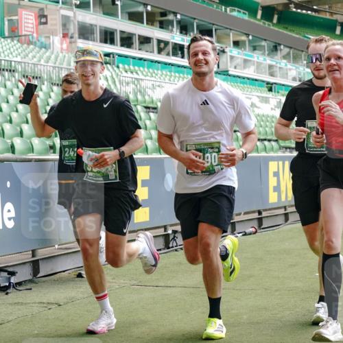 13.09.2026 - 21. swb-Marathon Bremen Michael Burmester http://msf.ph/oto/10420675 13.09.2026 12:58:56 Laufen im Stadion 141, 148, 191, 226, 232, 334, 511, 672, 745, 789, 790, 909, 972, 1080, 1119, 1166, 1191, 1199, 1281, 1516, 1535, 1642, 1647, 1752, 1881, 1931, 1933, 2046, 2210, 2289, 2343, 2367, 2371, 2397, 2423, 2425, 2570, 2577, 2771, 2806, 2807, 2827, 2885, 2899, 2903, 2953, 2961, 2979, 3015, 3021, 3098, 3120, 3124, 3138, 3148, 3182, 3186, 3190, 3233, 3319, 3338, 3435, 3516, 3531, 3534, 3560, 3652, 3655, 3685, 3695, 3933, 3934, 205 meine-sportfotos.de
