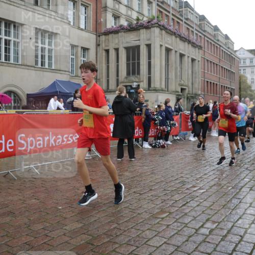 13.09.2026 - Kiel Lauf Yannick Fuchs http://msf.ph/oto/10421465 13.09.2026 10:54:21 Ziel 243, 394, 548, 932, 1343, 1613, 1765, 2196, 2259, 2579, 3337, 3729, 4246, 4310, 4827, 5318, 5578, 6063, 6208, 6571, 6888, 8328, 8640, 8711, 8849, 9400, 9655, 9863, 10049, 12746, 1117, 1740, 2033, 2471, 2579, 2683, 2746, 3024, 3092, 3269, 3293, 3649, 3817, 3822, 3886, 4045, 4101, 4264, 4276, 4525, 4581, 4582, 4701, 4867, 5073, 5119, 5203, 5392, 5427, 5431, 5506, 5621, 5626, 5650, 5675, 5678, 5680, 5884, 6519, 7276, 7518, 7535, 8849, 8925, 9088, 9400 meine-sportfotos.de