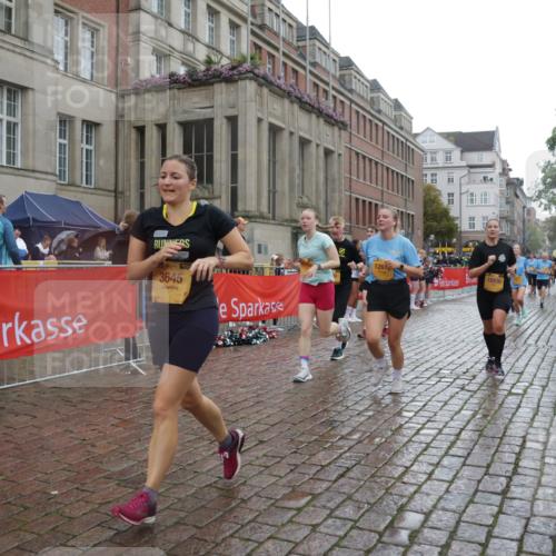 13.09.2026 - Kiel Lauf Yannick Fuchs http://msf.ph/oto/10422297 13.09.2026 10:55:51 Ziel 280, 566, 1264, 1673, 1929, 2264, 2589, 2798, 3297, 4556, 4747, 5034, 5279, 5752, 5772, 7707, 7851, 7988, 8631, 8722, 8733, 11036, 11196, 12327, 12499, 12579, 34, 313, 428, 1841, 1885, 2190, 2208, 2330, 2331, 3105, 3297, 3379, 3539, 3645, 4519, 4594, 5485, 5544, 5572, 5822, 5903, 6753, 6800, 6880, 6922, 7148, 7568, 7966, 8330, 8346, 8632, 8765, 8772, 9014, 9651, 9653, 9858, 10597, 10722, 11621, 11946, 11952, 12500, 574, 778, 7483, 7118, 7566, 8845 meine-sportfotos.de