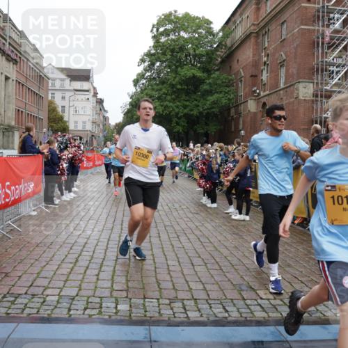 13.09.2026 - Kiel Lauf Yannick Fuchs http://msf.ph/oto/10422612 13.09.2026 09:43:31 Ziel 40, 401, 1049, 1857, 4171, 4256, 7773, 7857, 7905, 8066, 8770, 8834, 10189, 10300, 11246, 12101, 12575, 255, 623, 1040, 1508, 3041, 3850, 5530, 5929, 6377, 7099, 7532, 8191, 8808, 9354, 9933, 10047, 10118, 11753, 12259, 654, 1833, 4522, 5857, 5964, 7510, 7948, 9323, 9934, 10460, 12164, 1213, 3849, 7874, 8191, 8870, 9311, 9629, 12678 meine-sportfotos.de