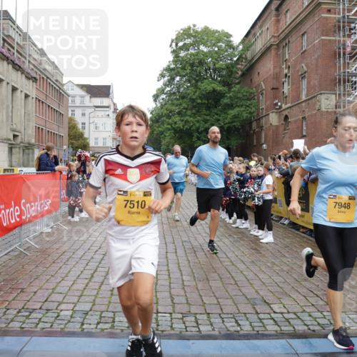 13.09.2026 - Kiel Lauf Yannick Fuchs http://msf.ph/oto/10422897 13.09.2026 09:43:54 Ziel 654, 4522, 5026, 5171, 5857, 7510, 7948, 9814, 10641, 10931, 12376, 40, 401, 1049, 1833, 1857, 4171, 4256, 5964, 6377, 7773, 7857, 7905, 8066, 8770, 8834, 9323, 9934, 10189, 10300, 10460, 11246, 12101, 12164, 12575, 793, 4092, 4283, 6550, 7753, 8300, 11653, 11655, 12098, 12373, 255, 623, 1508, 5929, 6377, 7099, 7532, 8808, 9933, 10118 meine-sportfotos.de