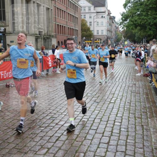 13.09.2026 - Kiel Lauf Yannick Fuchs http://msf.ph/oto/10422934 13.09.2026 10:57:53 Ziel 352, 353, 1517, 1528, 1567, 2234, 3111, 3575, 3661, 4250, 4340, 4497, 4754, 4765, 5232, 5458, 6353, 6425, 6805, 8996, 8998, 9404, 12303, 12323, 12473, 55, 156, 252, 538, 675, 1070, 1390, 1392, 1748, 2081, 2113, 3007, 3445, 3548, 3667, 3695, 3933, 4686, 4997, 5065, 5112, 5375, 5458, 5594, 6697, 6715, 7255, 7935, 8081, 8098, 8548, 8903, 9486, 9512, 9764, 9924, 9925, 10055, 10692, 10908, 11345, 11370, 11379, 11554, 11762, 11775, 11869, 12528, 12695, 721, 833, 905, 987, 1220 meine-sportfotos.de