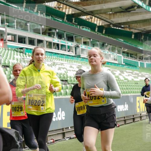 13.09.2026 - 21. swb-Marathon Bremen Michael Burmester http://msf.ph/oto/10423770 13.09.2026 10:46:41 Laufen im Stadion 10137, 10161, 10202, 10242, 10349, 10430, 10472, 10524, 10535, 10651, 10895, 10933, 10970, 11050, 11181, 11200, 11244, 11296, 11309, 11367, 11457, 11529, 11530, 11546, 11573, 11574, 11579, 11639, 11675, 11709, 11760, 11821, 12089, 12153, 12157, 12177, 12178, 12211, 12285, 12316, 12317, 12374, 12422, 12462, 12539, 10002, 10004, 10005, 10148, 10271, 10303, 10325, 10330, 10335, 10361, 10362, 10459, 10513, 10756, 10779, 10882, 10997, 11355 meine-sportfotos.de