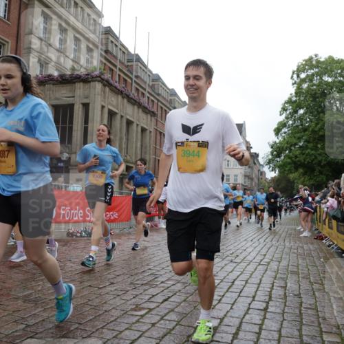 13.09.2026 - Kiel Lauf Yannick Fuchs http://msf.ph/oto/10423869 13.09.2026 10:59:25 Ziel 1825, 1835, 2394, 2639, 2771, 2828, 4342, 4897, 5519, 5891, 5977, 5987, 6693, 7066, 7112, 7527, 7734, 8208, 9227, 9242, 9684, 9700, 9778, 10251, 10453, 10536, 10799, 10871, 11016, 11177, 11202, 11340, 11350, 12359, 12482, 724, 788, 1085, 1094, 1729, 1990, 2265, 2385, 2557, 2559, 2862, 3332, 3480, 3943, 3944, 4192, 4609, 5188, 5836, 7417, 7757, 8188, 9306, 9313, 9387, 9405, 10167, 10255, 10551, 10654, 10655, 10871, 10969, 11087, 11126, 11585, 12223, 12520, 620, 1729 meine-sportfotos.de
