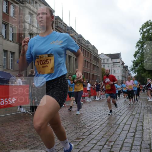 13.09.2026 - Kiel Lauf Yannick Fuchs http://msf.ph/oto/10424142 13.09.2026 10:59:52 Ziel 469, 988, 1002, 1562, 1895, 1948, 2287, 3063, 4509, 5261, 5627, 6295, 7543, 7954, 8120, 9271, 9299, 11007, 11377, 11415, 620, 683, 747, 1825, 1835, 2354, 2394, 2771, 2828, 3108, 3113, 3176, 3348, 3607, 3663, 4342, 4897, 5173, 5382, 5608, 5891, 5977, 5987, 6693, 7066, 7112, 7350, 7454, 7527, 7614, 7734, 8208, 8234, 8723, 8884, 9242, 9684, 9700, 9778, 9971, 10157, 10251, 10453, 10536, 10799, 10916, 10918, 11016, 11177, 12359, 12408, 173, 327, 3121, 4342 meine-sportfotos.de