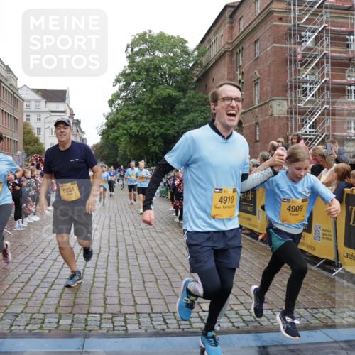 13.09.2026 - Kiel Lauf Yannick Fuchs http://msf.ph/oto/10424562 13.09.2026 09:46:04 Ziel 1415, 1418, 2482, 4909, 4910, 4918, 5234, 5829, 6732, 7015, 7911, 7924, 8244, 8611, 8859, 10203, 10685, 10719, 10898, 11076, 11078, 12841, 557, 1023, 1418, 1579, 2127, 2788, 3025, 3142, 3301, 3974, 4413, 4569, 5511, 5757, 6038, 7202, 7349, 7572, 8126, 9841, 10036, 10142, 10392, 10445, 12069, 12281, 12374, 12841, 167, 181, 442, 3052, 3954, 5855, 5955, 6857, 7308, 8125, 10117, 10913, 11316, 12495, 12621, 1503, 1579, 2017, 2835, 3408, 5103, 5369, 5399, 6038 meine-sportfotos.de