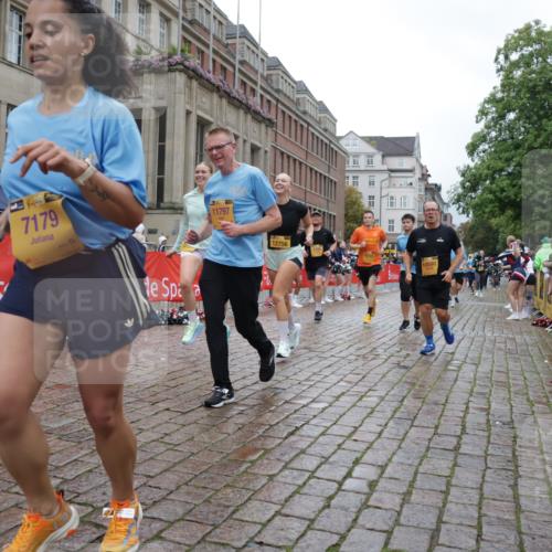 13.09.2026 - Kiel Lauf Yannick Fuchs http://msf.ph/oto/10424866 13.09.2026 11:01:07 Ziel 48, 823, 1448, 1522, 2132, 2144, 2637, 2658, 3340, 4529, 4530, 5552, 6653, 7456, 9899, 9900, 11857, 190, 362, 1314, 1722, 1795, 2038, 2267, 2697, 3423, 3425, 4055, 4261, 4706, 4769, 4855, 4915, 5648, 5794, 5912, 6399, 6426, 6995, 6996, 7179, 7214, 7516, 7610, 8229, 8590, 8622, 8686, 9199, 9594, 10339, 10480, 10529, 10590, 10700, 10885, 11797, 11972, 12192, 12326, 12756, 539, 842, 1018, 1744, 5451, 7191, 8307, 362, 4524, 4905, 9327 meine-sportfotos.de