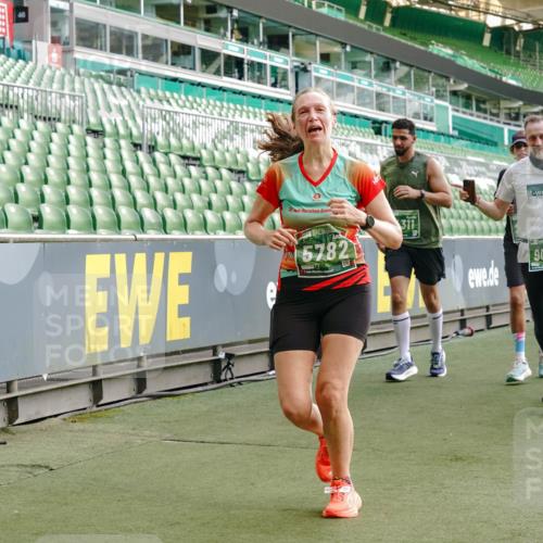 13.09.2026 - 21. swb-Marathon Bremen Michael Burmester http://msf.ph/oto/10425538 13.09.2026 13:24:42 Laufen im Stadion 137, 182, 213, 294, 324, 434, 505, 543, 548, 721, 723, 739, 743, 752, 815, 818, 1273, 1410, 1463, 1471, 1491, 1504, 1515, 1561, 1597, 1598, 1830, 1944, 1953, 2059, 2095, 2211, 2252, 2267, 2271, 2286, 2312, 2323, 2354, 2445, 2465, 2483, 2495, 2497, 2503, 2506, 2554, 2571, 2591, 2644, 2752, 2768, 2776, 2833, 2878, 2896, 2936, 2968, 2981, 3005, 3142, 3211, 3259, 3282, 3288, 3289, 3292, 3298, 3306, 3312, 3329, 3364, 3381, 3390, 3395, 3423, 3447, 3770, 3819, 4466 meine-sportfotos.de