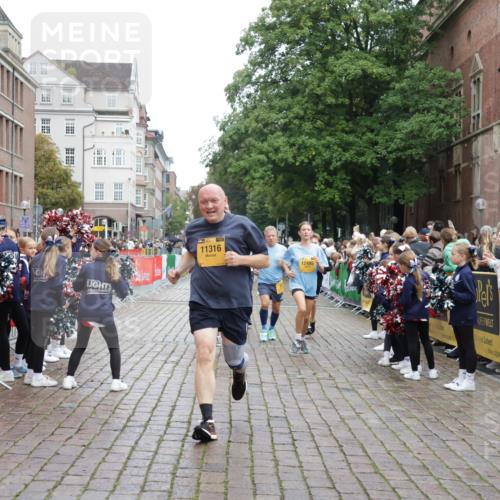 13.09.2026 - Kiel Lauf Yannick Fuchs http://msf.ph/oto/10425789 13.09.2026 09:46:22 Ziel 167, 181, 442, 3052, 3361, 3954, 5855, 5955, 6857, 7308, 8125, 10117, 10913, 11316, 11859, 12495, 12621, 557, 1415, 1418, 2127, 2482, 3142, 3301, 4909, 4910, 4918, 5234, 5511, 5757, 5829, 6732, 7015, 7572, 7911, 7924, 8125, 8244, 8611, 8859, 9841, 10036, 10203, 10685, 10719, 10898, 11076, 11078, 12374, 12841, 288, 3033, 3035, 4906, 6048, 6355, 6577, 7439, 7675, 7754, 8887, 8929, 9832, 10177, 10946, 11861, 12173, 12552, 2788, 3025, 3974 meine-sportfotos.de