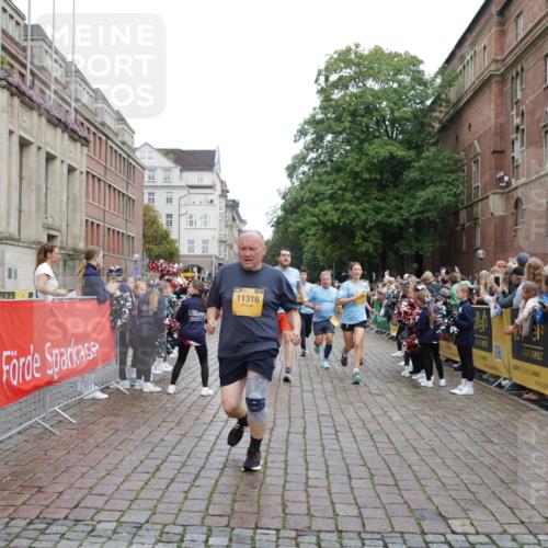 13.09.2026 - Kiel Lauf Yannick Fuchs http://msf.ph/oto/10425803 13.09.2026 09:46:22 Ziel 167, 181, 442, 3052, 3361, 3954, 5855, 5955, 6857, 7308, 8125, 10117, 10913, 11316, 11859, 12495, 12621, 557, 1415, 1418, 2127, 2482, 3142, 3301, 4909, 4910, 4918, 5234, 5511, 5757, 5829, 6732, 7015, 7572, 7911, 7924, 8125, 8244, 8611, 8859, 9841, 10036, 10203, 10685, 10719, 10898, 11076, 11078, 12374, 12841, 288, 3033, 3035, 4906, 6048, 6355, 6577, 7439, 7675, 7754, 8887, 8929, 9832, 10177, 10946, 11861, 12173, 12552, 2788, 3025, 3974 meine-sportfotos.de