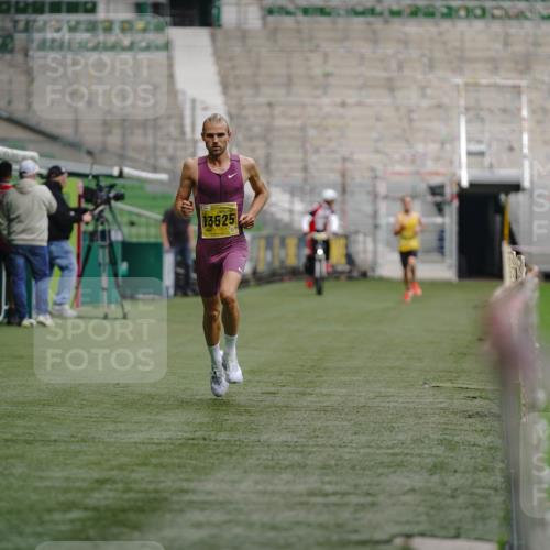 13.09.2026 - 21. swb-Marathon Bremen Michael Burmester http://msf.ph/oto/10425973 13.09.2026 10:14:28 Laufen im Stadion  meine-sportfotos.de