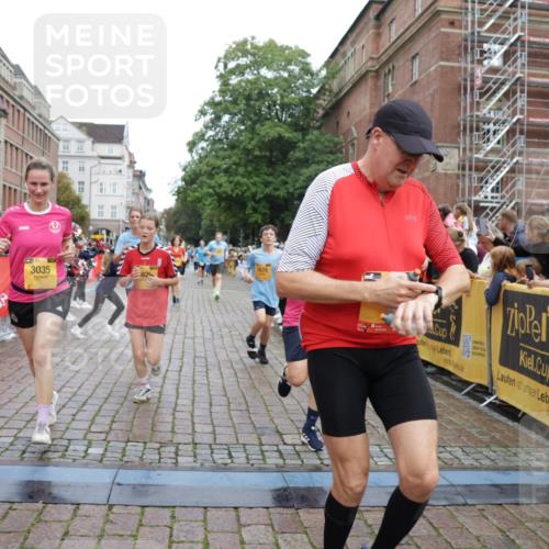 13.09.2026 - Kiel Lauf Yannick Fuchs http://msf.ph/oto/10426101 13.09.2026 09:46:39 Ziel 288, 2527, 3033, 3035, 4906, 6048, 6355, 6577, 7439, 7675, 7754, 8887, 8929, 8994, 9832, 10177, 10946, 12173, 12552, 167, 181, 442, 2482, 3052, 3361, 3954, 4918, 5855, 5955, 6732, 6857, 7015, 7308, 8125, 10117, 10203, 10685, 10898, 10913, 11076, 11078, 11316, 11859, 11861, 12495, 12621, 1402, 2718, 2759, 2779, 3808, 4087, 4238, 4940, 6074, 6207, 6638, 7190, 7213, 7446, 7731, 7921, 8409, 9141, 9385, 10301, 10322, 10731, 12622, 12725, 1415, 2482, 4909, 7924 meine-sportfotos.de