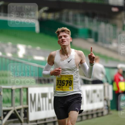 13.09.2026 - 21. swb-Marathon Bremen Michael Burmester http://msf.ph/oto/10426246 13.09.2026 10:16:17 Laufen im Stadion 10597, 12272, 13501, 13510, 13515, 13517, 13525, 13542, 13547, 13567, 13579, 13623, 13627, 13635 meine-sportfotos.de