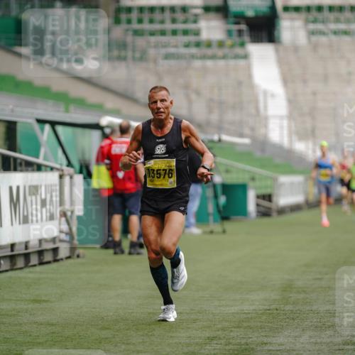 13.09.2026 - 21. swb-Marathon Bremen Michael Burmester http://msf.ph/oto/10426330 13.09.2026 10:16:31 Laufen im Stadion 10597, 12272, 13501, 13510, 13515, 13517, 13525, 13542, 13547, 13567, 13576, 13579, 13623, 13627, 13635 meine-sportfotos.de