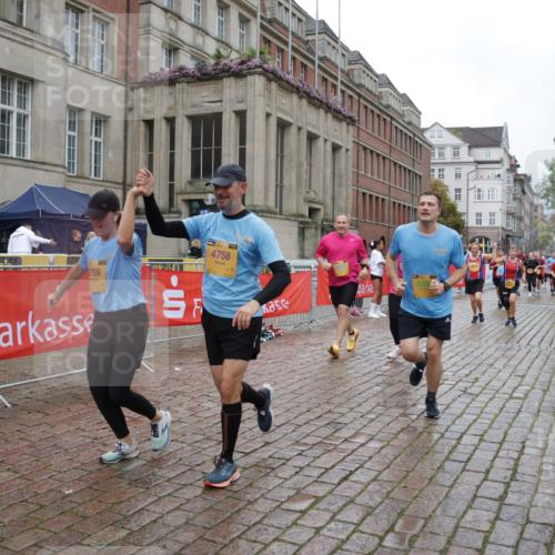 13.09.2026 - Kiel Lauf Yannick Fuchs http://msf.ph/oto/10426759 13.09.2026 11:05:08 Ziel 1186, 2142, 2308, 4262, 5002, 5021, 9330, 9605, 10003, 10138, 711, 1056, 1228, 1289, 1431, 1861, 2093, 2804, 4200, 4211, 4391, 4758, 4759, 5963, 6393, 6443, 6752, 8149, 8697, 8950, 8951, 9647, 9667, 9815, 9818, 10016, 10217, 10484, 10593, 10679, 11906, 11948, 12252, 12406, 12438, 12472, 1476, 2070, 3122, 3159, 3284, 3421, 6447, 7386, 7716, 7860, 8124, 8949, 10133, 11094, 11160, 11341, 567, 1554, 2298, 2758, 4200, 4758, 4759, 8950, 8951, 9667, 12826 meine-sportfotos.de