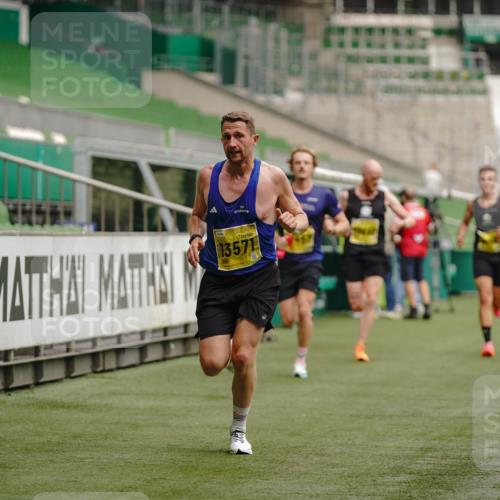 13.09.2026 - 21. swb-Marathon Bremen Michael Burmester http://msf.ph/oto/10426816 13.09.2026 10:17:25 Laufen im Stadion 10597, 12272, 12457, 12458, 13501, 13504, 13510, 13515, 13517, 13522, 13542, 13547, 13554, 13561, 13567, 13569, 13571, 13572, 13576, 13579, 13602, 13603, 13604, 13623, 13630, 13635 meine-sportfotos.de