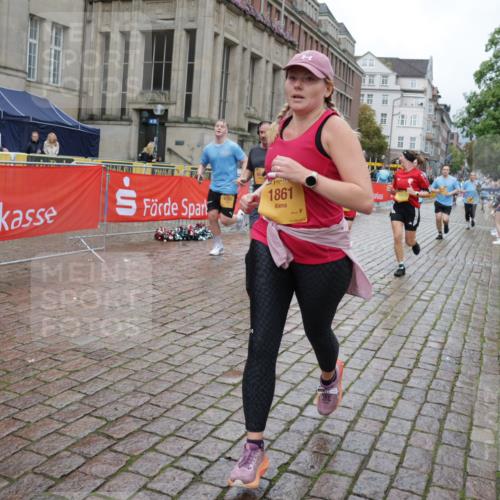 13.09.2026 - Kiel Lauf Yannick Fuchs http://msf.ph/oto/10426901 13.09.2026 11:05:28 Ziel 1476, 1491, 2070, 2365, 3122, 3284, 3421, 5888, 5909, 5954, 6447, 7386, 7716, 7899, 8334, 8949, 9589, 9747, 10133, 11160, 11341, 1186, 1861, 2093, 2142, 2308, 3159, 4262, 4391, 5002, 5021, 6393, 7860, 8124, 8149, 9330, 9605, 9647, 10003, 10138, 10484, 10679, 11094, 11948, 12406, 2959, 3352, 4058, 4148, 4153, 4764, 4979, 5526, 6162, 6668, 8323, 8498, 8879, 9279, 9480, 10386, 10557, 10599, 11049, 11618, 12012, 12233, 1056, 1861, 2804, 4211, 4391, 6393, 6443 meine-sportfotos.de