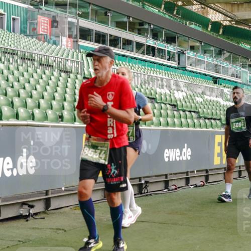 13.09.2026 - 21. swb-Marathon Bremen Michael Burmester http://msf.ph/oto/10426914 13.09.2026 13:25:25 Laufen im Stadion 213, 294, 505, 530, 543, 548, 645, 723, 739, 752, 815, 818, 966, 1273, 1283, 1410, 1443, 1459, 1463, 1471, 1487, 1491, 1504, 1515, 1530, 1561, 1618, 1744, 1828, 1830, 1944, 1953, 2058, 2059, 2095, 2211, 2252, 2267, 2271, 2298, 2308, 2312, 2323, 2354, 2382, 2384, 2465, 2483, 2497, 2506, 2508, 2554, 2558, 2571, 2591, 2644, 2656, 2675, 2752, 2762, 2776, 2833, 2878, 2896, 2970, 2981, 3005, 3062, 3097, 3142, 3172, 3211, 3259, 3298, 3306, 3312, 3329, 3381, 3390, 3433 meine-sportfotos.de