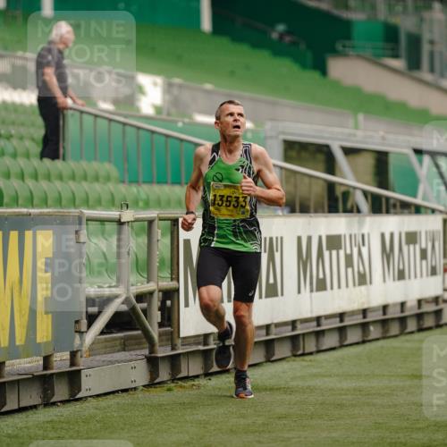13.09.2026 - 21. swb-Marathon Bremen Michael Burmester http://msf.ph/oto/10427136 13.09.2026 10:17:52 Laufen im Stadion 10597, 12457, 12458, 13501, 13504, 13510, 13515, 13517, 13522, 13533, 13536, 13542, 13543, 13554, 13561, 13567, 13569, 13571, 13572, 13573, 13576, 13579, 13582, 13602, 13603, 13604, 13623, 13630, 13635, 13643, 13525 meine-sportfotos.de