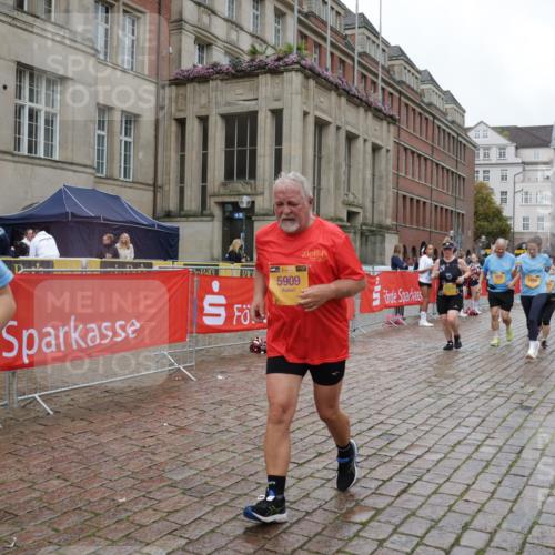 13.09.2026 - Kiel Lauf Yannick Fuchs http://msf.ph/oto/10427180 13.09.2026 11:06:03 Ziel 799, 1111, 1359, 2781, 2782, 3475, 3618, 4392, 4980, 5187, 5229, 5756, 6307, 6823, 7045, 7452, 7942, 8295, 8452, 9016, 9757, 10830, 11218, 11372, 12048, 12133, 12356, 12646, 12647, 1491, 2365, 2959, 3352, 3421, 4058, 4148, 4153, 4764, 4979, 5526, 5888, 5909, 5925, 5954, 6162, 6668, 7899, 8323, 8334, 8498, 8879, 9279, 9480, 9589, 9747, 10386, 10557, 10599, 11049, 11618, 12012, 12233, 12649, 458, 560, 631, 710, 824, 2179, 3201, 3966, 4095, 4614, 8163, 8400, 9781 meine-sportfotos.de