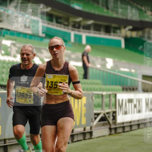 13.09.2026 - 21. swb-Marathon Bremen Michael Burmester http://msf.ph/oto/10427236 13.09.2026 10:17:59 Laufen im Stadion 10597, 12457, 12458, 13501, 13504, 13510, 13515, 13517, 13522, 13533, 13536, 13542, 13543, 13554, 13561, 13564, 13569, 13571, 13572, 13573, 13576, 13579, 13582, 13602, 13603, 13604, 13623, 13630, 13632, 13635, 13639, 13643, 13525 meine-sportfotos.de