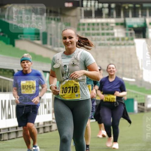 13.09.2026 - 21. swb-Marathon Bremen Michael Burmester http://msf.ph/oto/10427329 13.09.2026 10:51:31 Laufen im Stadion 10387, 10533, 10534, 10573, 10627, 10650, 10667, 10967, 10968, 11025, 11031, 11161, 11195, 11266, 11341, 11352, 11496, 11538, 11780, 11807, 12377, 12408, 12535, 12546, 10264, 10292, 10349, 10407, 10440, 10732, 10789, 10925, 10933, 11104, 11262, 11423, 11443, 11541, 11639, 11663, 11698, 11980, 12083, 12157, 12340, 12444, 12471, 12472, 12542, 12561 meine-sportfotos.de