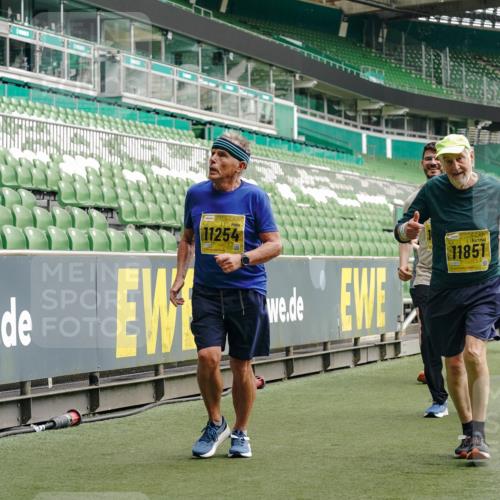 13.09.2026 - 21. swb-Marathon Bremen Michael Burmester http://msf.ph/oto/10427392 13.09.2026 10:51:38 Laufen im Stadion 10387, 10533, 10534, 10573, 10627, 10650, 10667, 10967, 10968, 11017, 11025, 11161, 11195, 11266, 11341, 11352, 11444, 11496, 11538, 11807, 12377, 12408, 12535, 12546, 10264, 10292, 10349, 10407, 10440, 10732, 10789, 10925, 11104, 11262, 11423, 11443, 11541, 11663, 11698, 11980, 12083, 12157, 12340, 12444, 12471, 12472, 12542, 12561 meine-sportfotos.de
