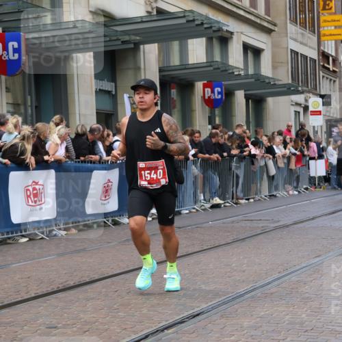 13.09.2026 - 21. swb-Marathon Bremen Strokosch-Dieckow http://msf.ph/oto/10427394 13.09.2026 13:07:16 Ziel 819, 2135, 2706, 3043, 4743, 4990, 5570, 5976, 7558, 7803, 8060, 8098, 8467, 8611, 8737, 9035, 9356, 749, 1540, 1863, 3118, 3794, 3973, 4808, 6053, 7636, 7876, 8980, 9708, 9927 meine-sportfotos.de