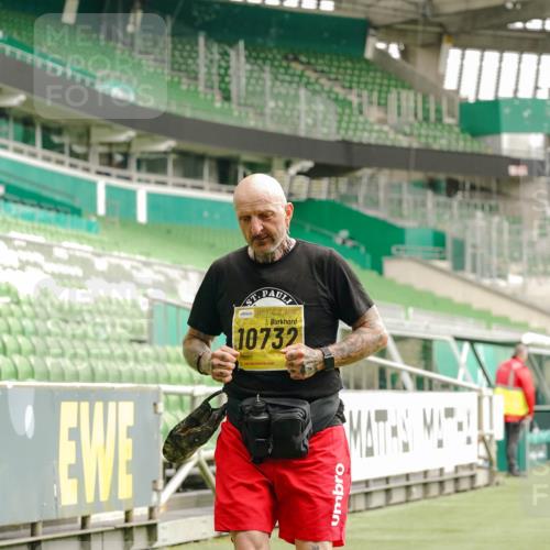 13.09.2026 - 21. swb-Marathon Bremen Michael Burmester http://msf.ph/oto/10427546 13.09.2026 10:51:51 Laufen im Stadion 10387, 10533, 10534, 10573, 10650, 10967, 10968, 11017, 11025, 11161, 11195, 11341, 11352, 11444, 11496, 11538, 11807, 12377, 12408, 12535, 12546, 10264, 10292, 10407, 10413, 10440, 10732, 10754, 10789, 10925, 11104, 11254, 11262, 11423, 11443, 11541, 11663, 11698, 11851, 11942, 11980, 12083, 12157, 12340, 12444, 12471, 12472, 12542, 12561 meine-sportfotos.de