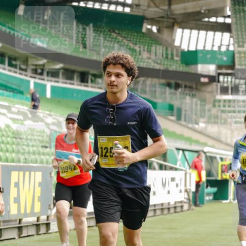 13.09.2026 - 21. swb-Marathon Bremen Michael Burmester http://msf.ph/oto/10427748 13.09.2026 10:52:17 Laufen im Stadion 10317, 10387, 10533, 10534, 10650, 10967, 10968, 11017, 11025, 11161, 11195, 11341, 11352, 11444, 11496, 11538, 11807, 12377, 12408, 12535, 12546, 10264, 10292, 10407, 10413, 10440, 10732, 10754, 10789, 10925, 11104, 11254, 11262, 11423, 11443, 11541, 11663, 11698, 11712, 11851, 11942, 11980, 12083, 12340, 12444, 12471, 12472, 12542, 12561 meine-sportfotos.de
