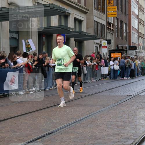 13.09.2026 - 21. swb-Marathon Bremen Strokosch-Dieckow http://msf.ph/oto/10427781 13.09.2026 13:07:33 Ziel 969, 4732, 4852, 4990, 5570, 5976, 6692, 7558, 8611, 8737, 9035, 9356, 13091, 13160, 819, 1863, 2135, 2706, 3043, 3118, 4743, 4808, 5570, 7803, 8060, 8098, 8467, 8611, 8980, 9035 meine-sportfotos.de