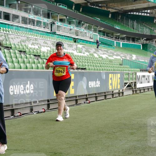 13.09.2026 - 21. swb-Marathon Bremen Michael Burmester http://msf.ph/oto/10427811 13.09.2026 10:52:20 Laufen im Stadion 10317, 10387, 10533, 10534, 10650, 10967, 10968, 11017, 11025, 11161, 11195, 11341, 11352, 11444, 11496, 11538, 11807, 12377, 12408, 12416, 12535, 12546, 10264, 10292, 10407, 10413, 10440, 10732, 10754, 10789, 10925, 11104, 11254, 11262, 11423, 11443, 11541, 11698, 11712, 11851, 11942, 11980, 12083, 12440, 12444, 12471, 12472, 12542, 12561 meine-sportfotos.de