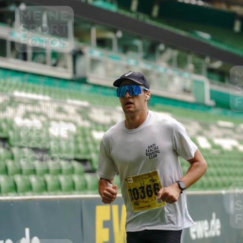 13.09.2026 - 21. swb-Marathon Bremen Michael Burmester http://msf.ph/oto/10427943 13.09.2026 10:18:55 Laufen im Stadion 10366, 10475, 11481, 11652, 12457, 12458, 13504, 13530, 13533, 13534, 13536, 13541, 13543, 13550, 13554, 13561, 13564, 13571, 13572, 13573, 13581, 13582, 13599, 13602, 13603, 13604, 13618, 13622, 13630, 13632, 13638, 13639, 13643, 13525, 13627 meine-sportfotos.de